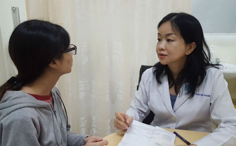 Bác sĩ Lê Thái Văn Thanh khám cho bệnh nhân