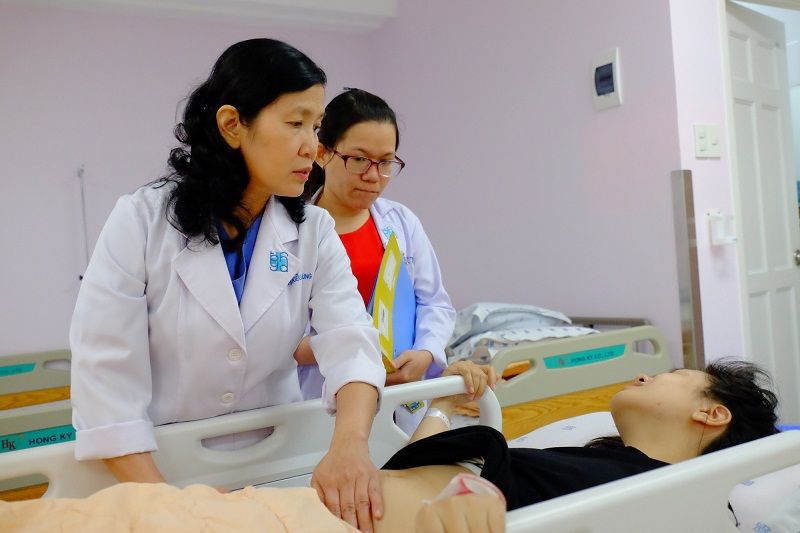 Bác sĩ Lê Thị Kiều Dung thăm khám cho người bệnh